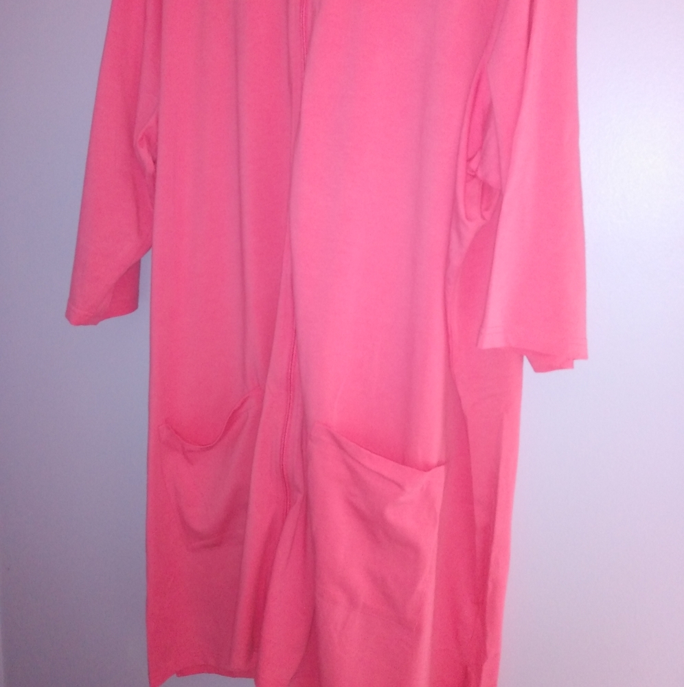 Beautiful dress with hoodie, front pockets and minor side split. 95 P. Cotton.